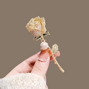 Detailaufnahme der Rosenbrosche mit Kristall-Strasssteinen, Emaille und Perle