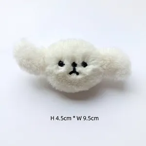 Détail d'un accessoire en peluche chien blanc avec dimensions 4,5cm de haut et 9,5cm de large