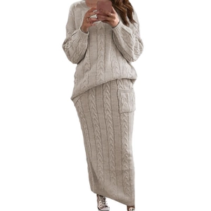 Détail d'un ensemble en maille beige avec pull torsadé et jupe longue assortie
