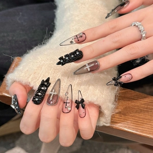 Faux ongles stiletto gothiques faits main avec nœuds 3D, croix et chaînes en métal