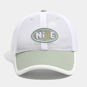 Detailaufnahme der weißen Netzkappe mit NICE-Smiley-Patch und grünem Schirm