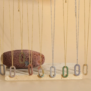 Collier en Cuivre avec Pendentif Ovale en Zirconia Coloré pour Femme Style Ins Chaîne de Clavicule Géométrique Bijoux de Mode Électroplaqués