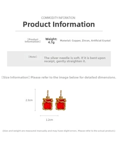 Vue détaillée de boucles d'oreilles carrées en zircon rouge avec branches dorées de 2,3cm