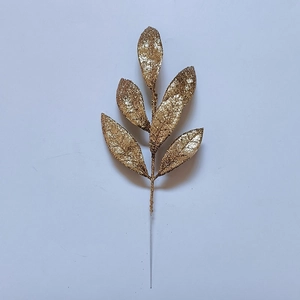 Dettaglio ravvicinato di aghi di pino artificiali dorati glitterati con texture fine
