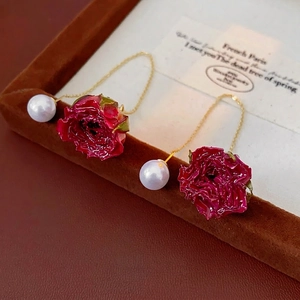 Boucles d'oreilles élégantes rose rouge et perle avec longue chaîne dorée