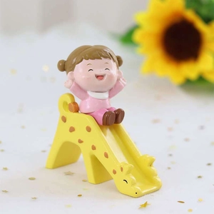 Figura de niña en rosa en tobogán de jirafa amarilla, adorno de resina para tarta
