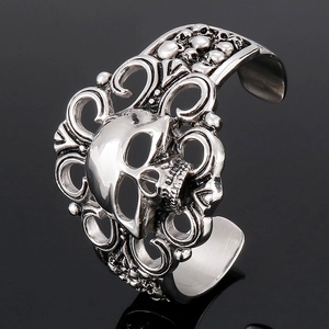 Vue détaillée du bracelet tête de mort en acier inoxydable 316L avec motifs floraux ajourés
