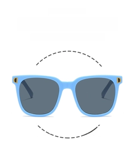 Détail de lunettes de soleil enfant bleues avec accents dorés en D et verres UV gris