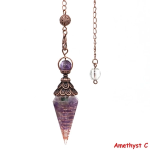 Detail eines Amethyst-Kristall-Pendels mit Kupferdraht und Vintage-Kronenkappe