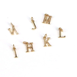 Colección de mini colgantes de letras inglesas bañados en oro para joyas DIY