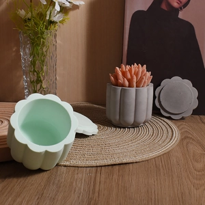 Vue détaillée des moules en silicone en forme de pétales et des bocaux en résine sur bois