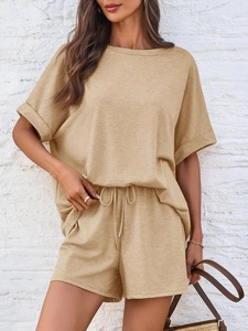 Detail eines Sommer-Lounge-Sets mit Kordelzug-Shorts und melierter Stoffstruktur