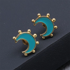 Vue macro de boucles d'oreilles croissant de lune avec émail turquoise et bordure dorée