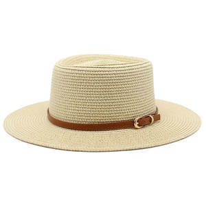 Dettaglio cappello di paglia beige con cinturino in pelle marrone e fibbia oro