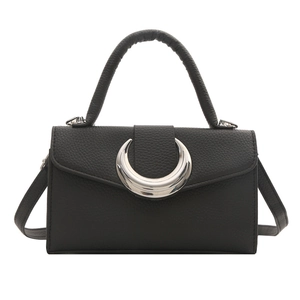 Sac à main chic en cuir litchi noir avec une boucle métallique argentée en demi-lune
