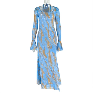 Détail de robe moulante avec imprimé tie-dye fluide et élégants poignets évasés
