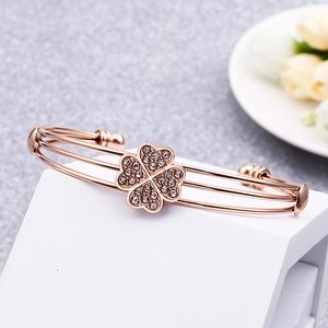 Elegante bracciale aperto in oro rosa a tre fili con quadrifoglio a cuore e cristalli bianchi