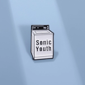 Détail du pin's émaillé machine à laver Sonic Youth avec finition noir et blanc