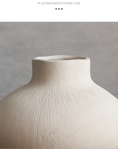 Détail macro du vase en céramique blanc mat avec texture brossée à la main pour déco