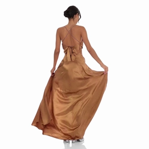 Robe de soirée longue en satin bronze avec dos nu à bretelles croisées et nœud élégant