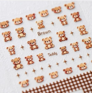 Makroaufnahme von 5D-geprägten Teddybär-Nagelaufklebern mit feinen Texturdetails