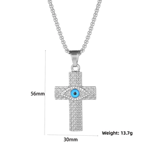 Détail du pendentif croix mauvais œil argenté montrant les dimensions 56 mm par 30 mm