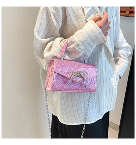 Sac à main élégant rose pailleté avec nœud en cristal et bandoulière chaîne pour femme