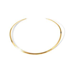 Detailansicht des minimalistischen goldglänzenden Halsreifens aus hochwertigem Edelstahl