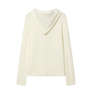 Détail du dos de ce sweat à capuche en maille torsadée crème aux motifs texturés