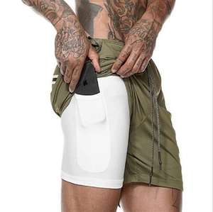 Détail du short de sport double épaisseur vert militaire avec poche de téléphone