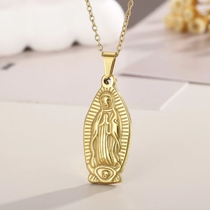 Collana Pendente Religioso Vergine Maria Guadalupe Acciaio Inossidabile Placcato Oro 18K Medaglione Vintage Gioielli Donna