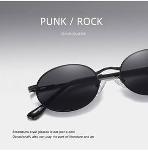 Makroaufnahme einer ovalen Metall-Sonnenbrille mit Textur und hohlen Bügeln