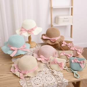 Détail de cinq ensembles de chapeaux et sacs en paille pour enfants avec nœuds roses