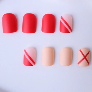 Faux ongles carrés courts en bordeaux mat, rose nude et motifs géométriques à carreaux