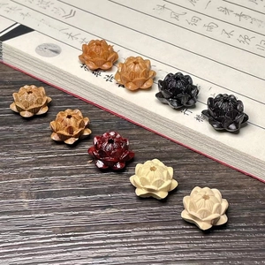 Détails macro de perles de lotus en bois sculpté pour accessoires de bijoux DIY