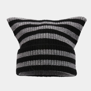 Détail de la texture en maille côtelée sur le bonnet à rayures noir et gris à oreilles