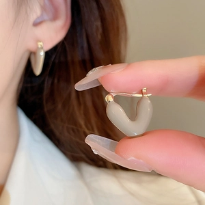Vintage heart shaped V-hoop earrings in beige enamel with elegant golden finish