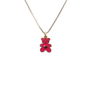 Pendentif ours en émail rose avec cœur doré sur collier doré sur fond blanc