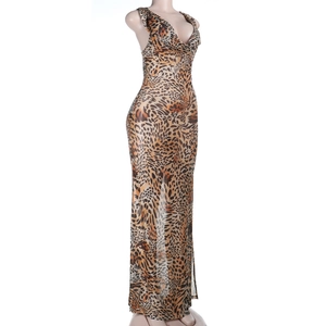 Détail d'une robe longue léopard avec décolleté en V profond et fente latérale
