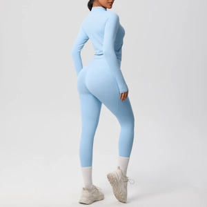 Détail de l'ensemble de yoga bleu clair soulignant les coutures et le tissu sculptant