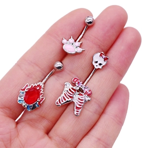 Vue détaillée de trois piercings de nombril artistiques avec détails en émail et cristal
