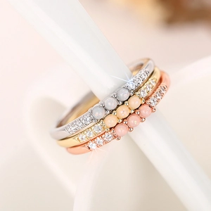 Makroansicht der Opal- und Zirkon-Stapelringe in Silber-, Gold- und Roségoldtönen
