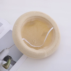 Chapeau de soleil enfant en paille beige avec mentonnière élastique pour l'été 2025