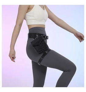 Vue détaillée du sac de jambe noir pour femme avec texture crocodile sur un mannequin
