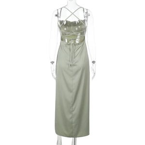Détail des bretelles croisées et du dos nu sur cette robe longue en satin vert d'eau