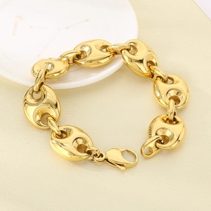Detailed close-up of 18k gold-plated pig nose link chain bracelet with lobster clasp