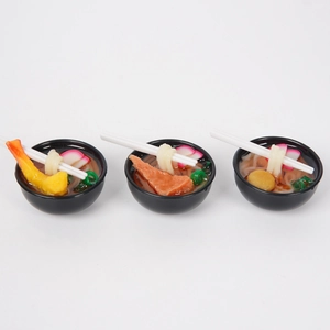 Ciondoli mini ciotola di ramen da 4cm con spaghetti e guarnizioni di tempura