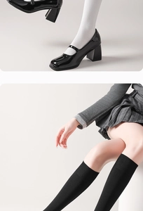 Détail de chaussures Mary Jane en cuir verni noir à talons épais et chaussettes JK