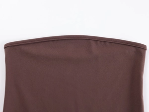 Gros plan d'un bandeau marron foncé montrant la double couture précise et la texture