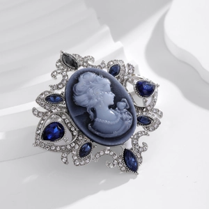 Broche argentée vintage avec portrait camée bleu foncé et strass en cristal goutte
